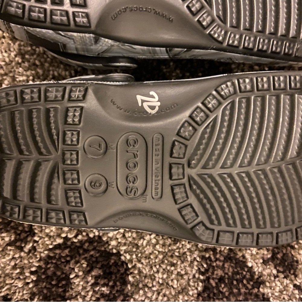 Raiders NFL COLORS silver&black 9 NEW crocs - Picture 10 of 11